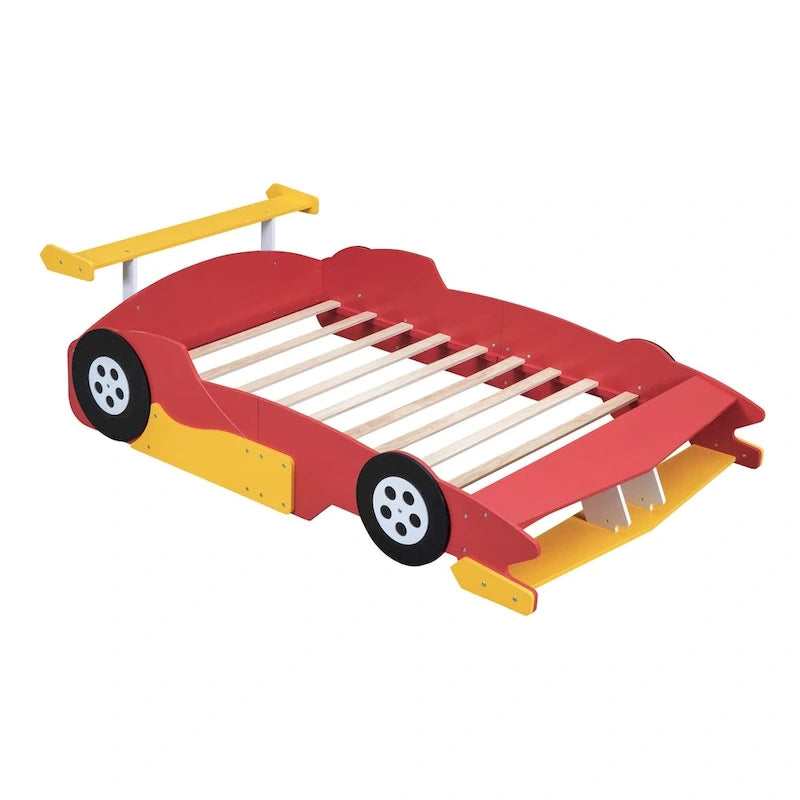 Lit plateforme en forme de voiture de course grandeur nature avec roues